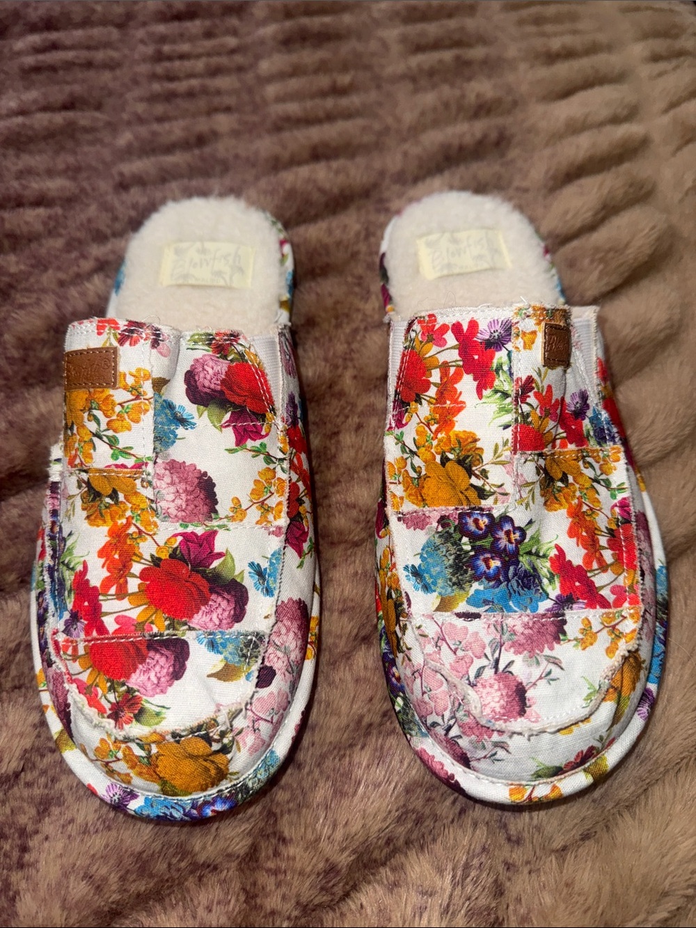 Blowfish Malibu Slippers Size 7/8, floral design w. Cream fleece lining